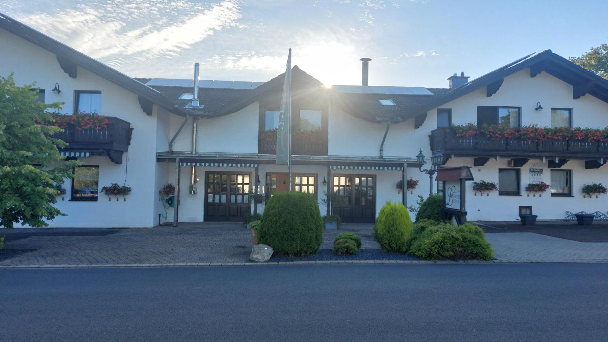 Landhotel Linden Am Venekotensee Niederkruechten Exterior photo
